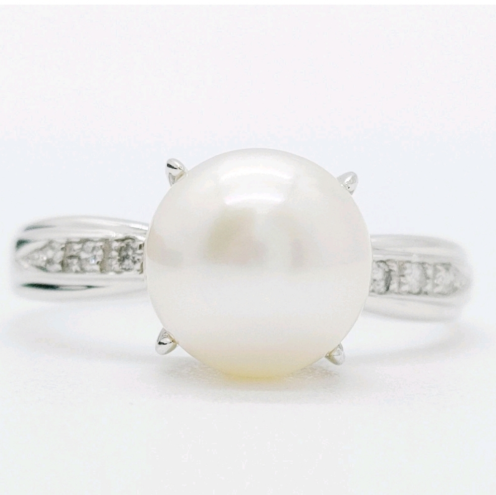 Platinum 900 Perpect Round Pearl With Natural Diamond.